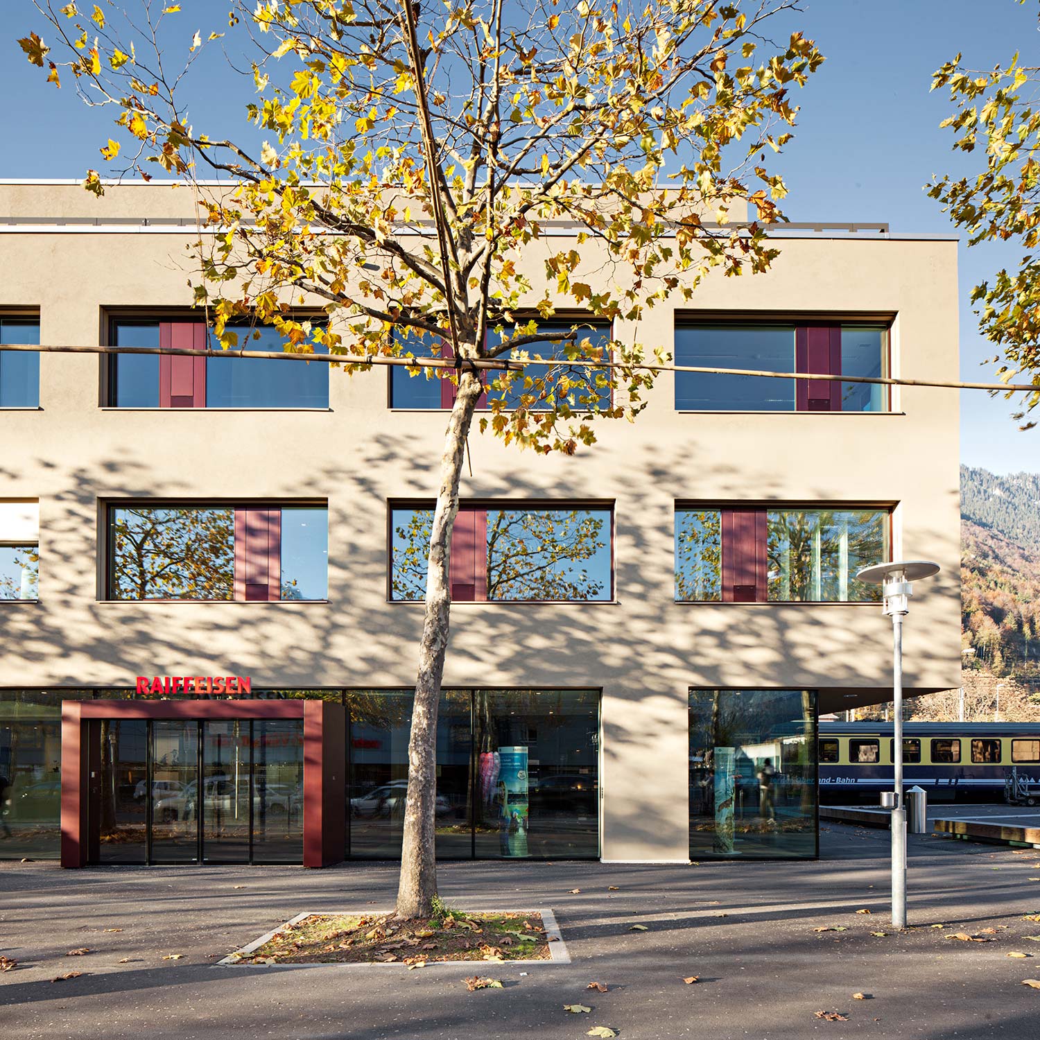 HMS Architekten AG Spiez Unterseen Raiffeisenbank Jungfrau & Jungendherberge Interlaken Ost